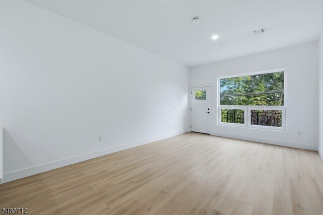 Building Photo - 420 River Dr