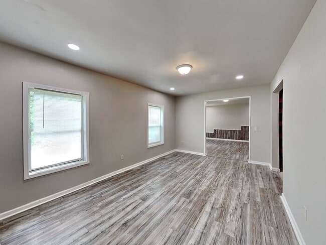 Building Photo - Well-maintained 4 Bedroom With Basement