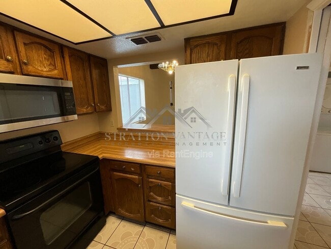 Building Photo - 405 E Bruce Ave