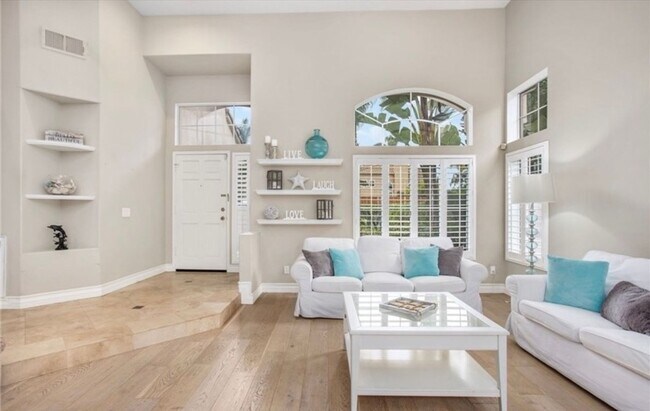 Building Photo - Vibrant 4 Bed/3 Bath Home in Oceanside