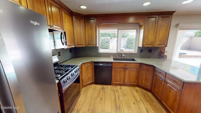 Building Photo - 2431 Deerfield Ct