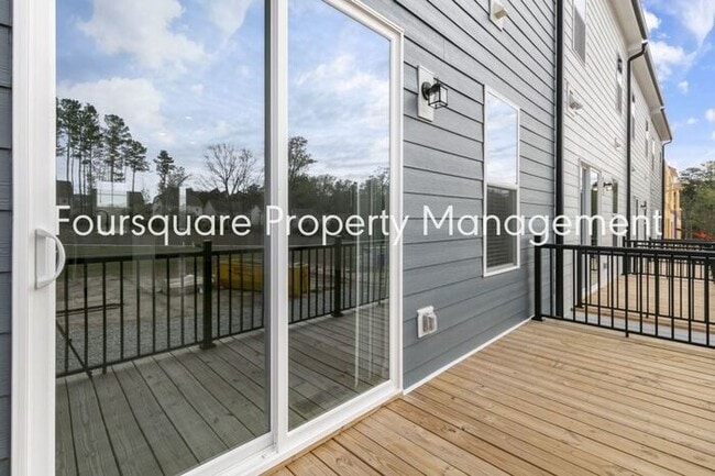 Building Photo - Spacious Townhome with Entry-Level Guest Suite, Washer/ Dryer Included, 2nd floor Balcony & 2-Car...