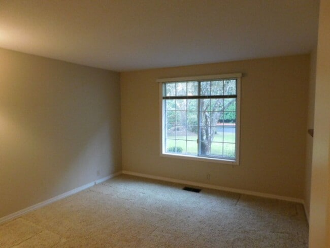 Building Photo - 3Bd/2Ba Single Story Home-For viewing!