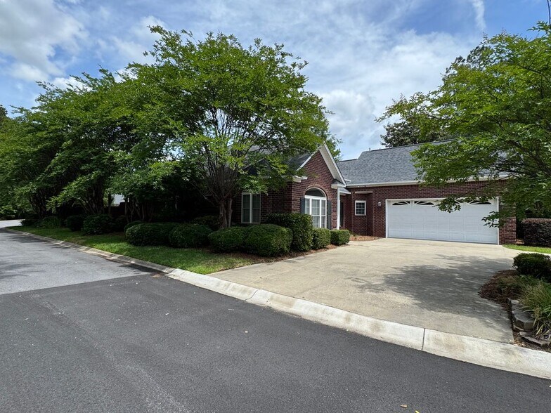 Building Photo - 895 W Glouchester Dr