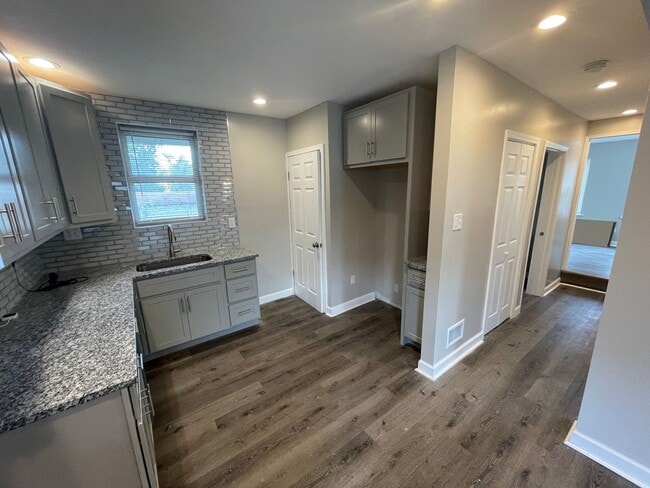 Building Photo - Rehabbed Spacious 2 BR/1BA House - Northwoods