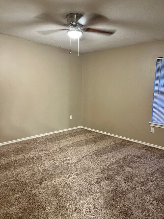 Building Photo - Galloping Way Triplex