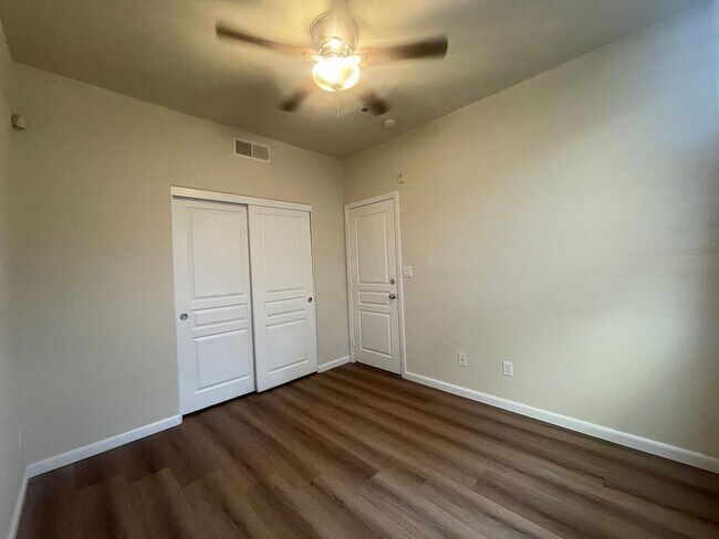 Building Photo - Tri-level 3 bedroom 3.5 bathroom townhouse...