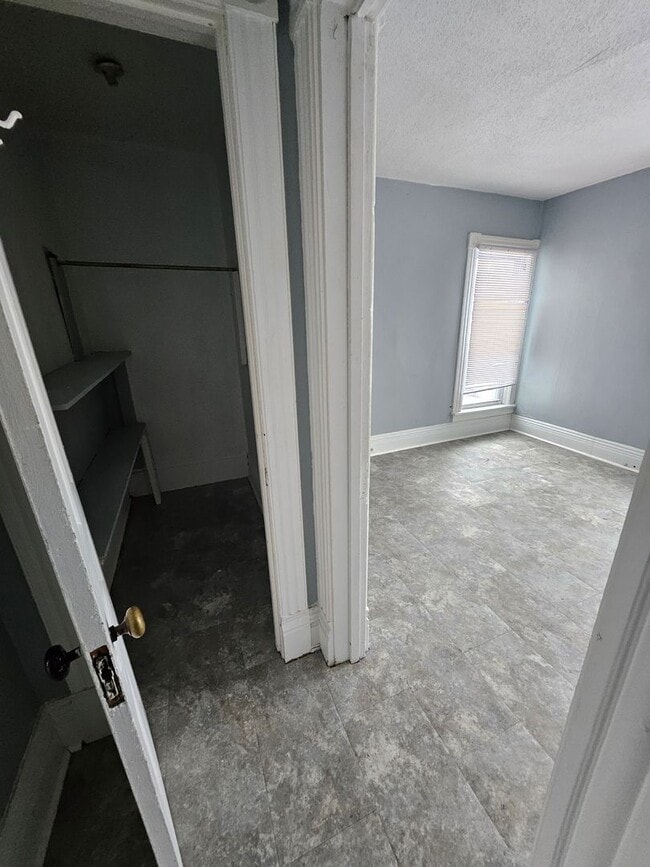 Building Photo - upper 4-bedroom unit east side