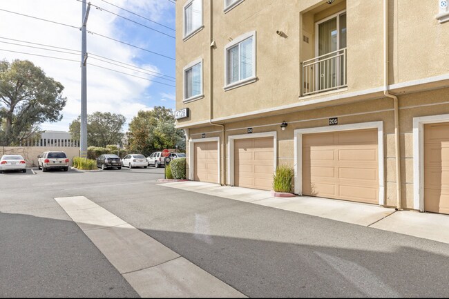 Building Photo - Amazing Newer Constructed 3br/2ba San Ramon Condo for Rent! Top Floor! Centrally Located for Conv...