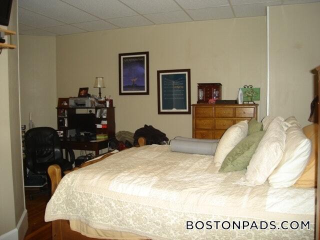 Building Photo - 879 Beacon St