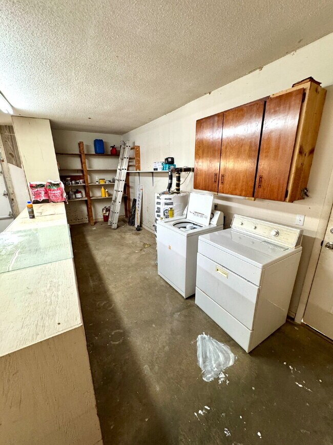 Building Photo - 3207 Cromwell Dr