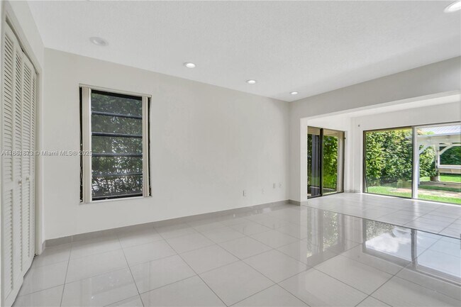 Building Photo - 4585 SW 87th Ave
