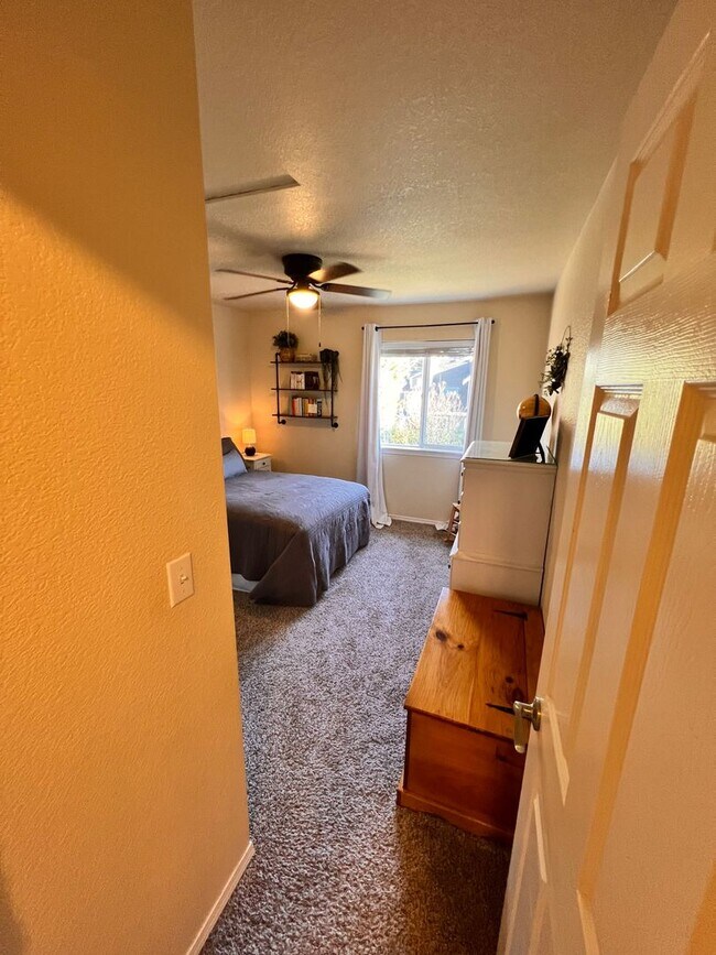Building Photo - 4412 Ingleside Dr SE