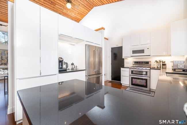 Building Photo - 9 Belshyre Ct