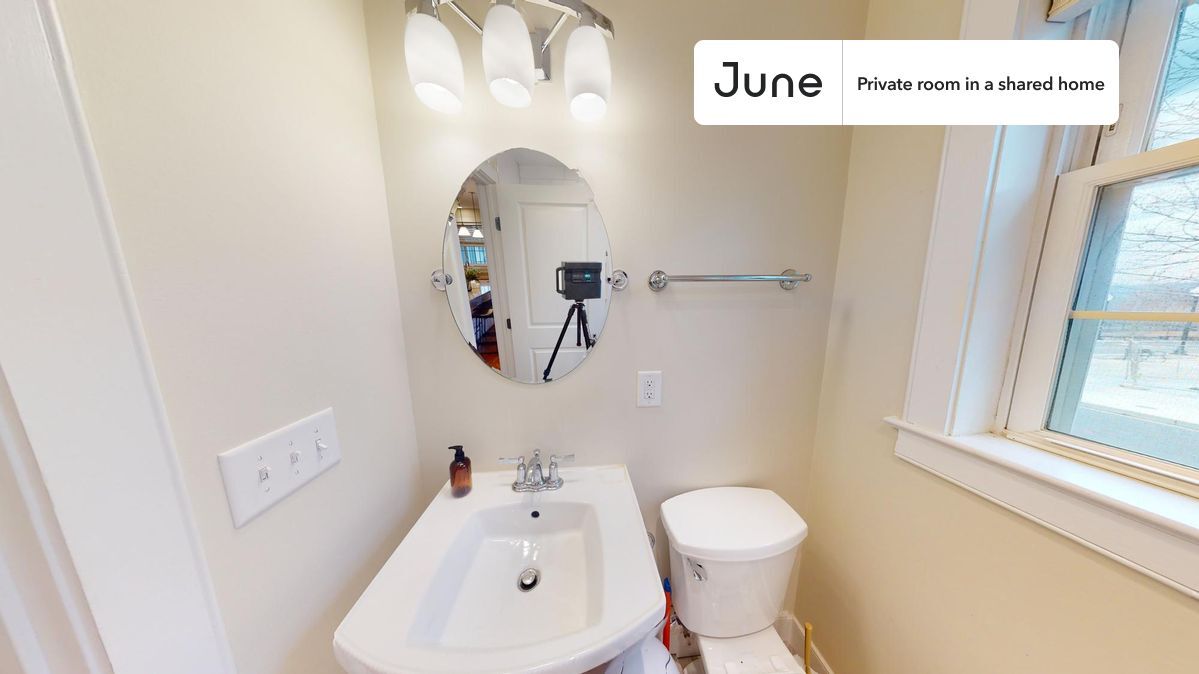 Building Photo - Room in Shared 3 bed/3 bath home in Capitol Hill