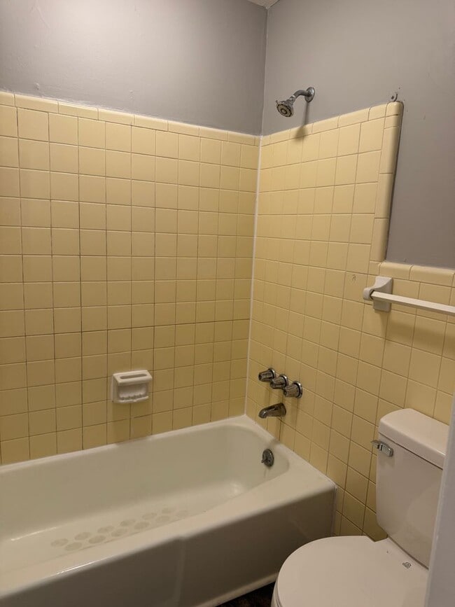 Building Photo - Great Location! 2 bed 1 bath off 101st!