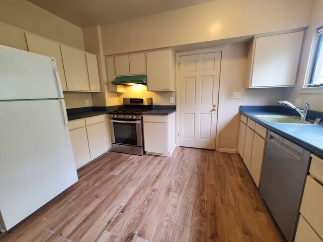 Building Photo - Top Floor Rockridge Two Bedroom Condo with...