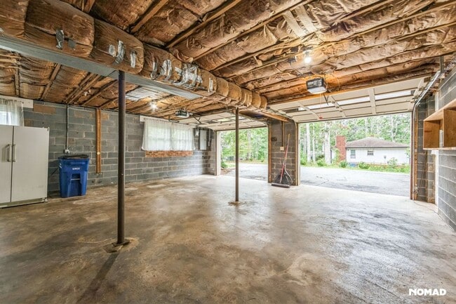 Building Photo - Spacious 4BR House in Asheville
