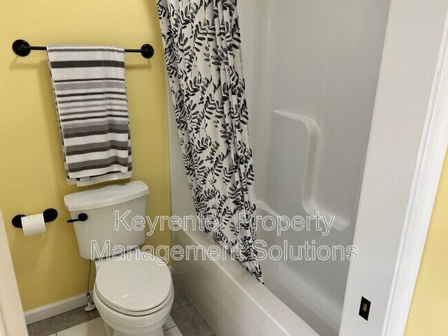 Building Photo - 33 Oak Ln