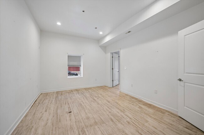 Building Photo - 980 N Marshall St