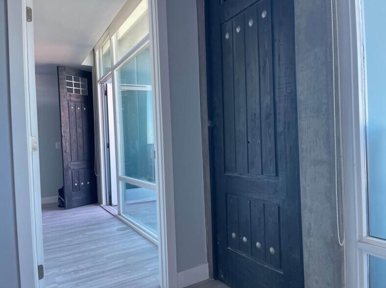 Building Photo - 1080 Park Blvd