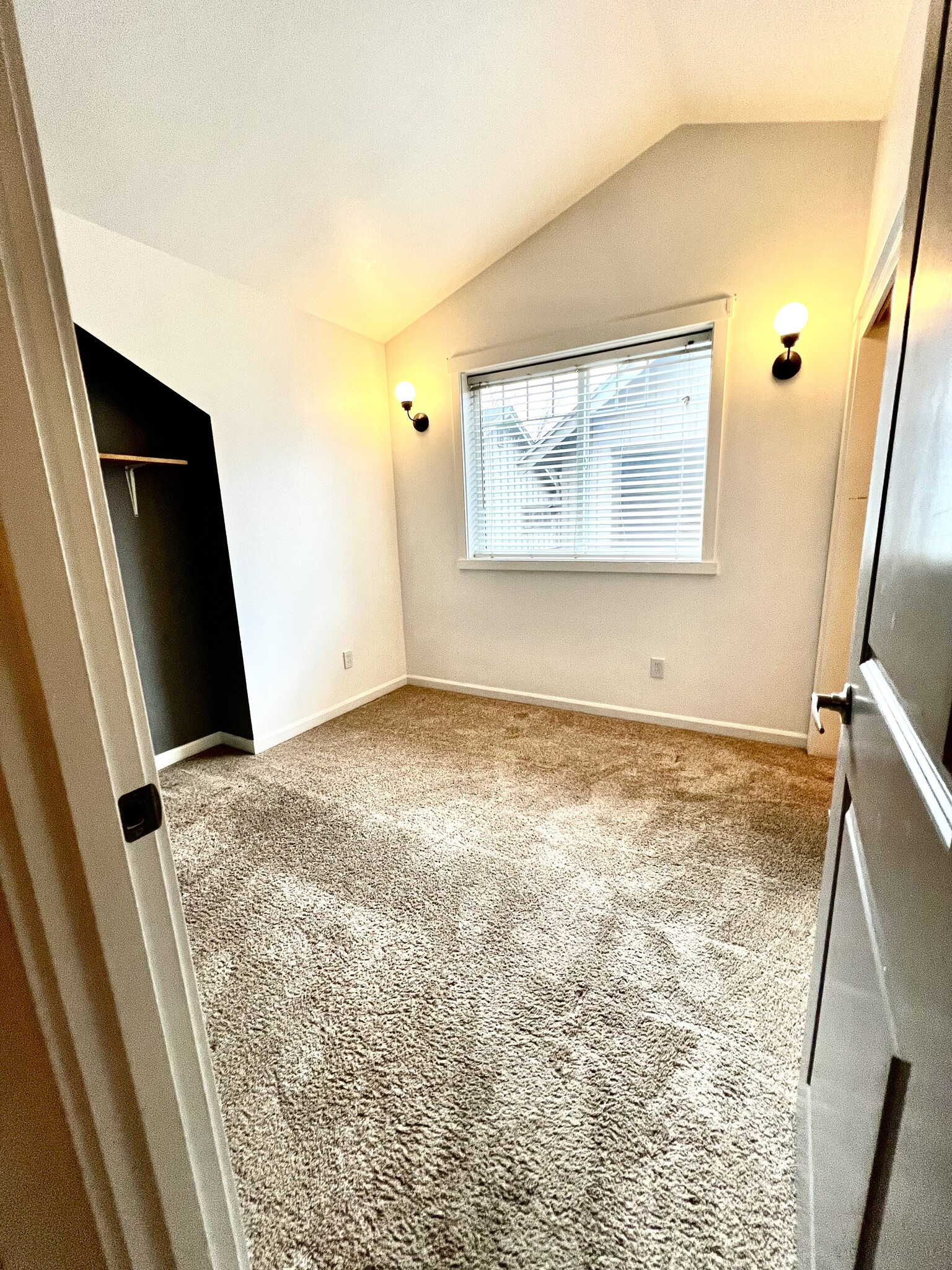 Building Photo - 1017 NE 125th St