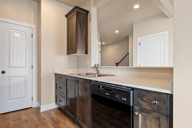 Building Photo - ** Move-In Bonus!** 3 Bed 2.5 Bath Townhome off Main Street