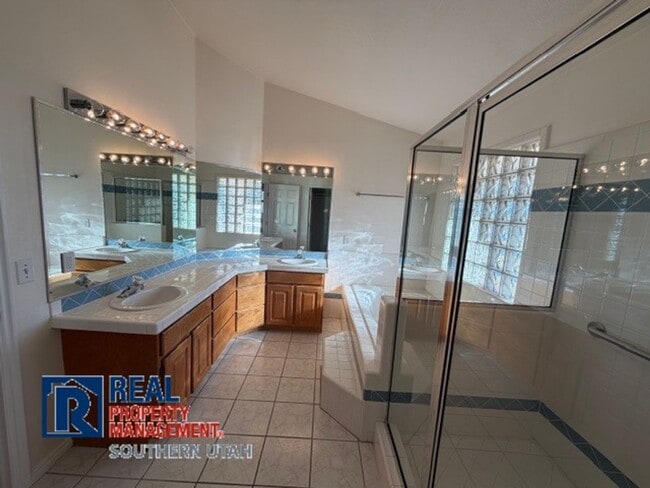 Building Photo - Golf Course Home