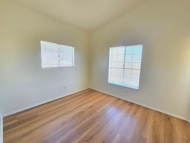 Building Photo - Upstairs/ Spacious/ 2 bedrooms / 2 bathrooms