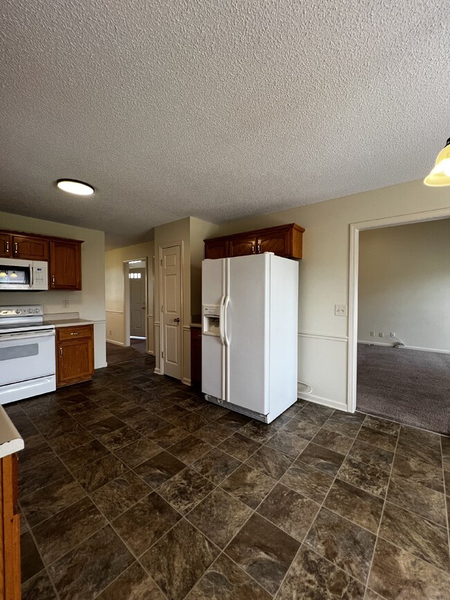 Building Photo - Charming 3 Bed, 2.5 Bath Home in Clarksvil...