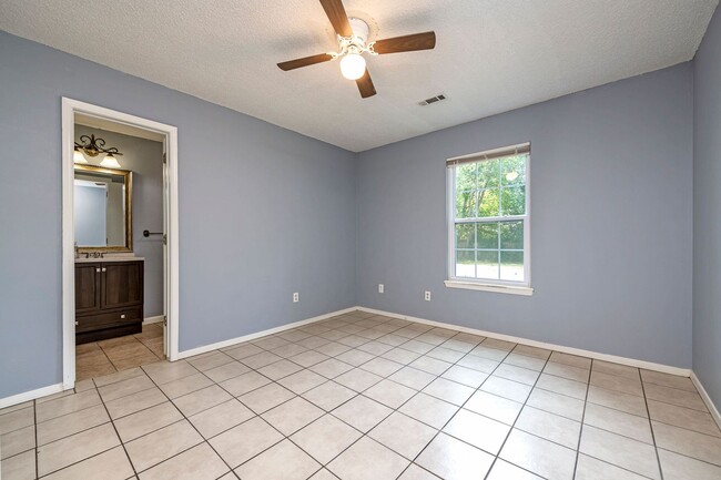 Building Photo - Quaint Rogers Home!