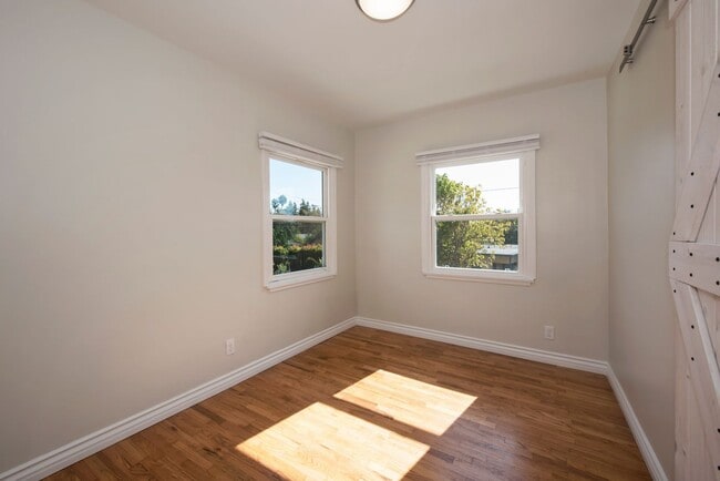 Building Photo - Updated 2 Bedroom Eastside Home! Pets are ...
