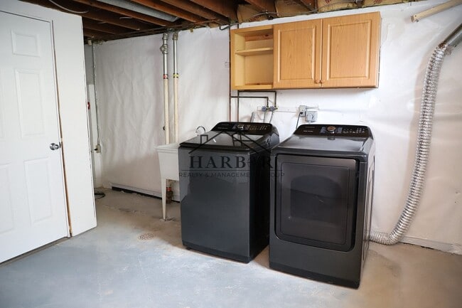 Building Photo - Single Family Home in SE Rochester Availab...