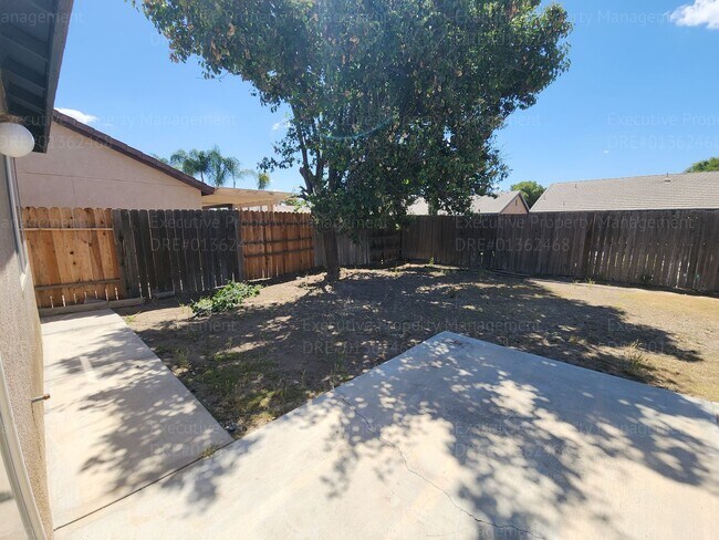 Building Photo - 5 bedrooms/ 2 baths Location Olive Dr/ Old...