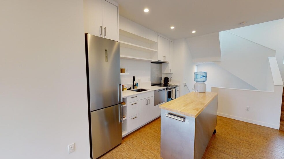 Building Photo - Chic Wallingford townhouse near Gas Works Park