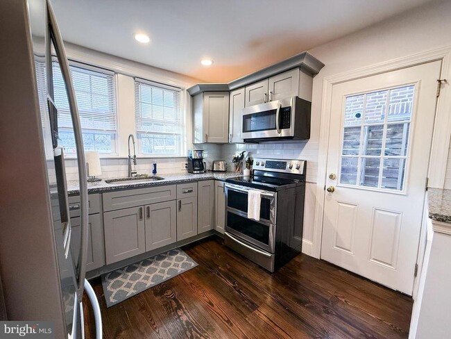 Building Photo - 322 Leverington Ave