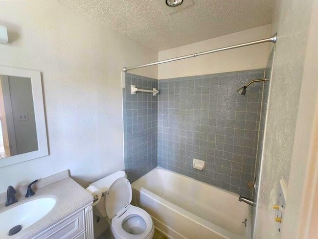 Building Photo - 3408 Lynridge Dr