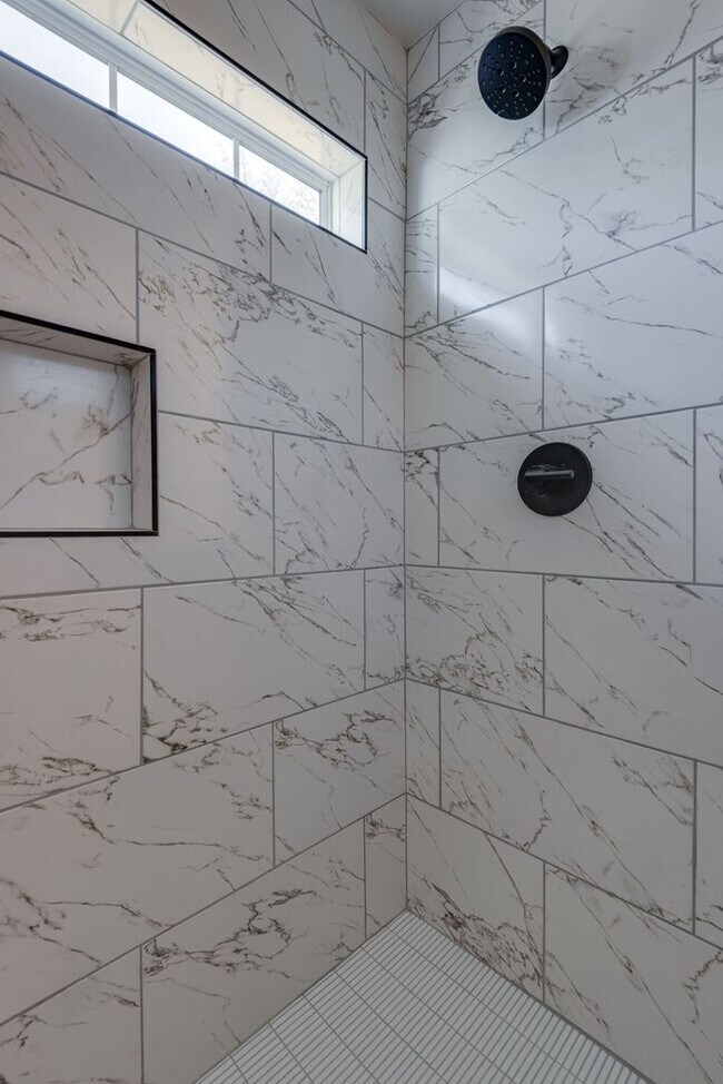 Building Photo - Bright + Modern 4BR in Walkable Inglewood — Available Dec 1