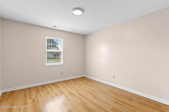 Building Photo - An adorable home! City Convenience!