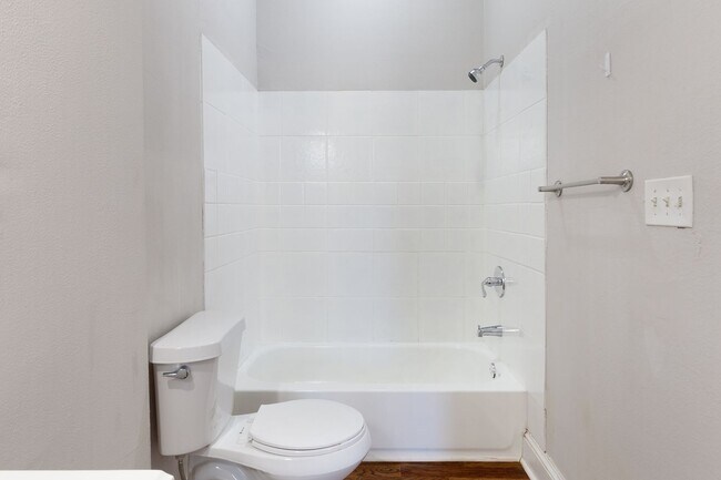 Building Photo - Spacious 3bd/2ba Bungelow w/ Rear Deck and Large Backyard!