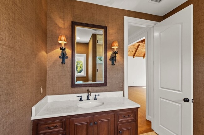 Building Photo - 2019 Overhill Dr