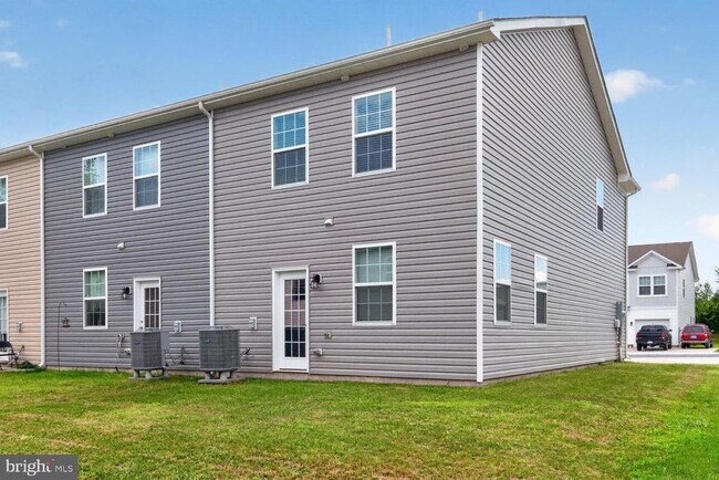 Building Photo - 184 College Dr