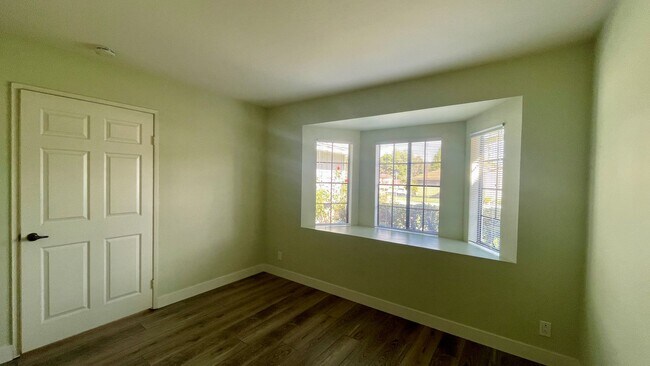 Building Photo - Exceptional 3 Bdrm, 2 Ba, Single Story Hom...