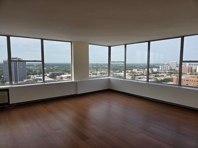 Building Photo - 5757 N Sheridan Rd