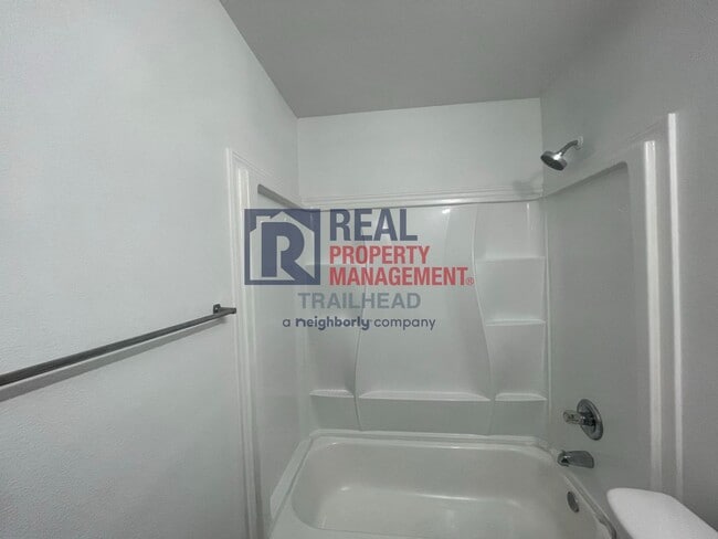 Building Photo - Great Location - 3 Bed/2 Bath - $500 Rent ...