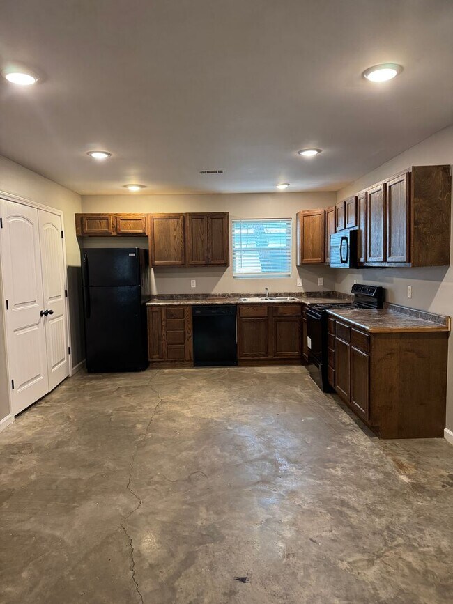 Building Photo - 3 bed / 2 bath duplex Available Now