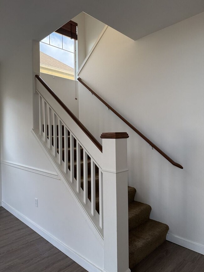 Building Photo - Spacious 3 Bed/2.5 Bath Federal Way Home.