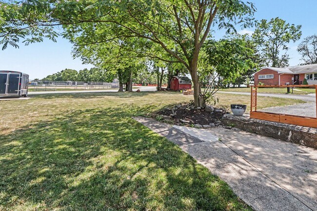 Building Photo - 105 Maple Dr