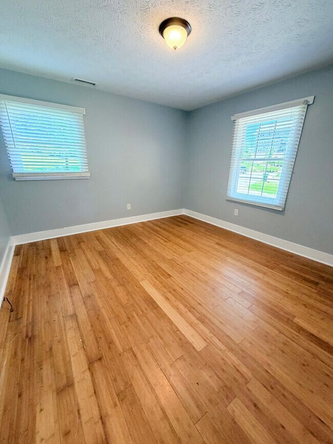 Building Photo - 5 Bedroom, 2.5 Bathroom house, Super convenient location! Arden