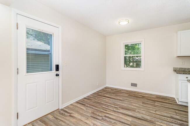 Building Photo - Spacious 5bed|2bath Home w/ Large Backyard & Garage